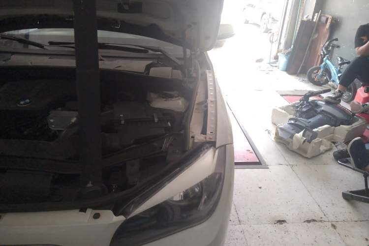 Used BMW X1 2014 sDrive18i Fashion Model Engine Bay Left