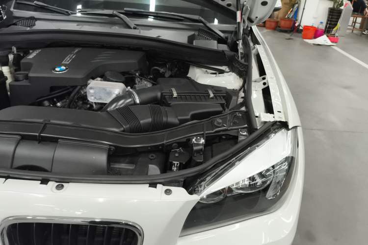 Used BMW X1 2014 sDrive18i Fashion Model Engine Bay Left