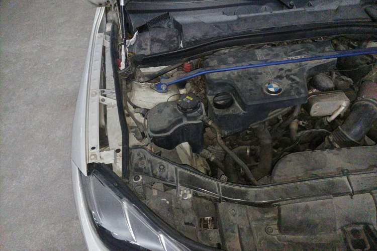 Used BMW X1 2014 sDrive18i Fashion Model Engine Bay Right
