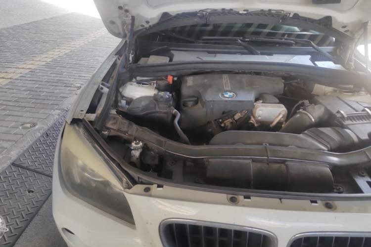 Used BMW X1 2014 sDrive18i Fashion Model Engine Bay Right