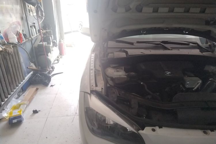 Used BMW X1 2014 sDrive18i Fashion Model Engine Bay Right