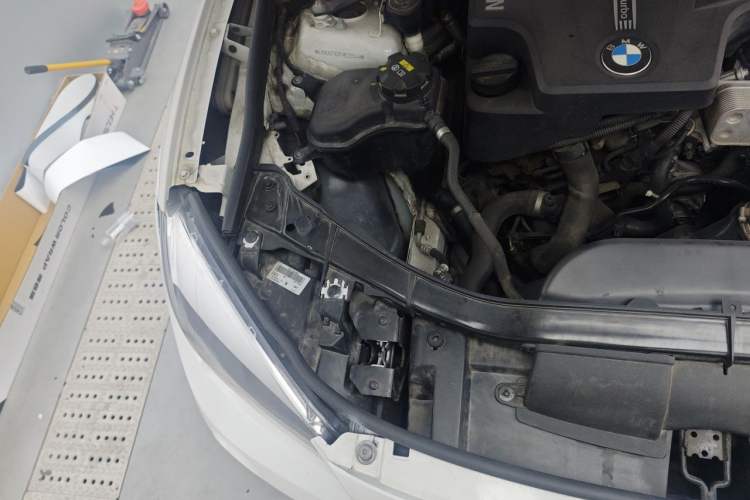 Used BMW X1 2014 sDrive18i Fashion Model Engine Bay Right