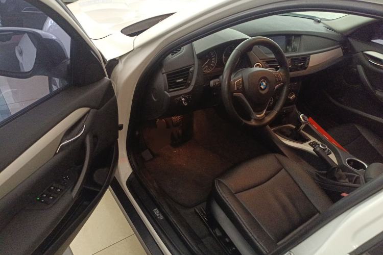 Used BMW X1 2014 sDrive18i manual model Interior 3