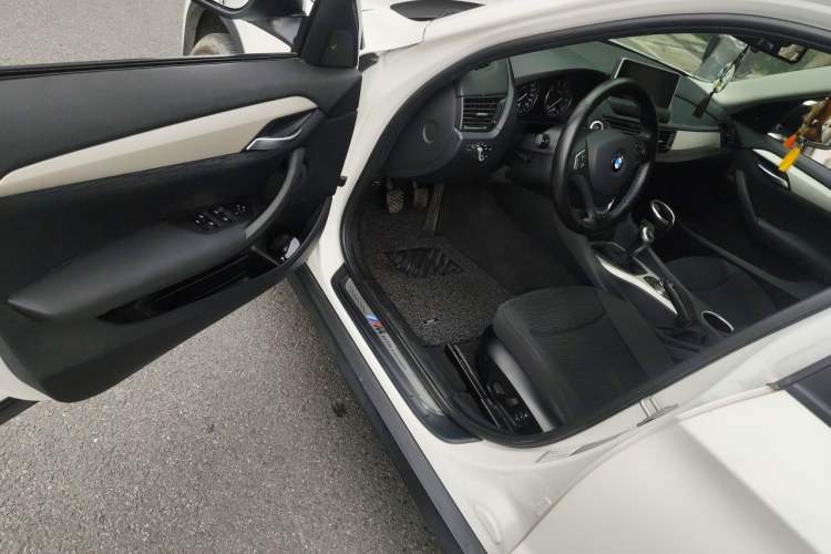 Used BMW X1 2014 sDrive18i manual model Interior 3
