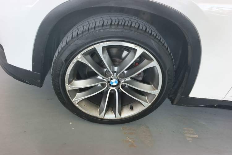 Used BMW X1 2014 xDrive20i Sports Design Package Left Front Wheel Hub