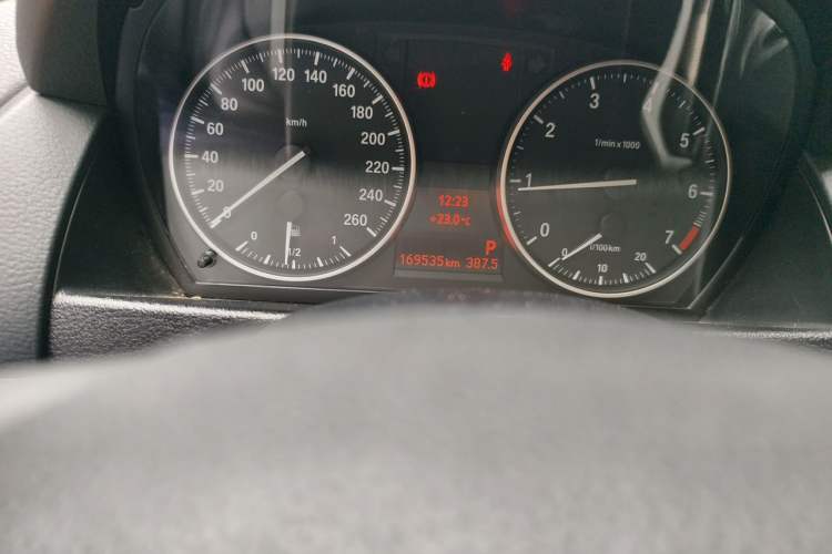 Used BMW X1 2014 sDrive18i Fashion Model Odometer Close Up