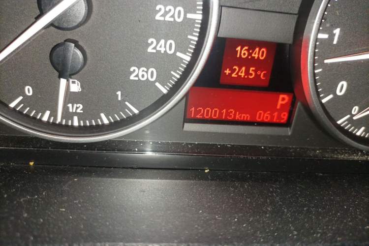 Used BMW X1 2014 sDrive18i Fashion Model Odometer Close Up