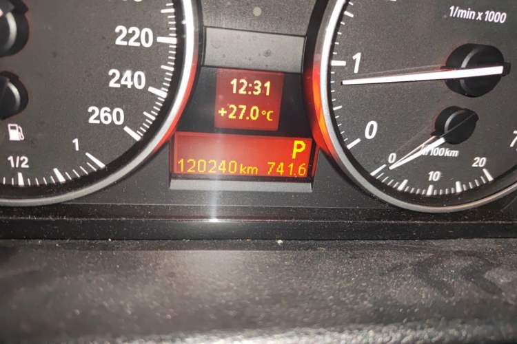 Used BMW X1 2014 sDrive18i Fashion Model Odometer Close Up