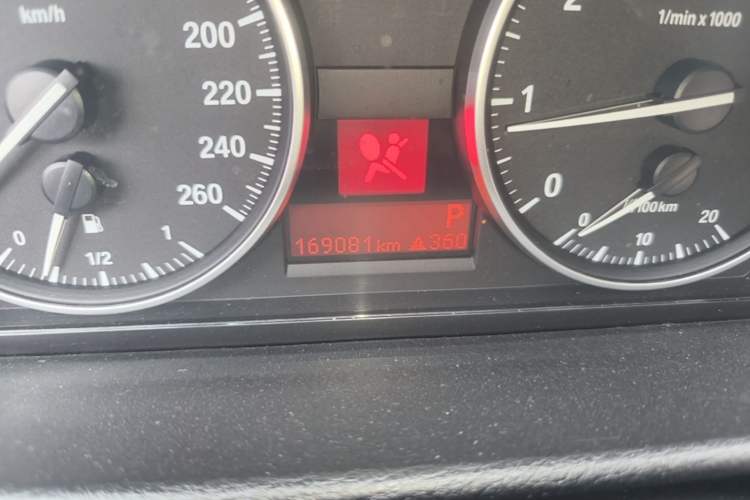 Used BMW X1 2014 sDrive18i Fashion Model Odometer Close Up