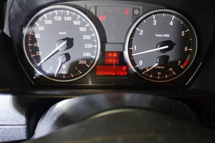 Used BMW X1 2014 sDrive18i Fashion Model Odometer Close Up