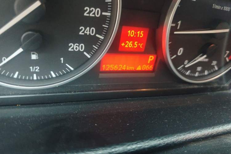 Used BMW X1 2014 sDrive18i Fashion Model Odometer Close Up