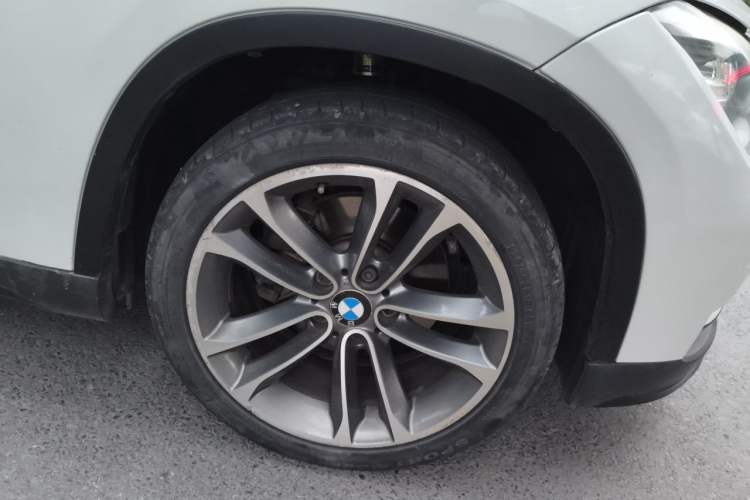 Used BMW X1 2014 xDrive20i Sports Design Package Right Front Wheel Hub