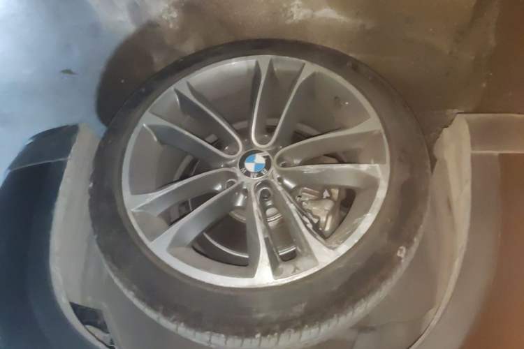 Used BMW X1 2014 xDrive20i Sports Design Package Right Front Wheel Hub