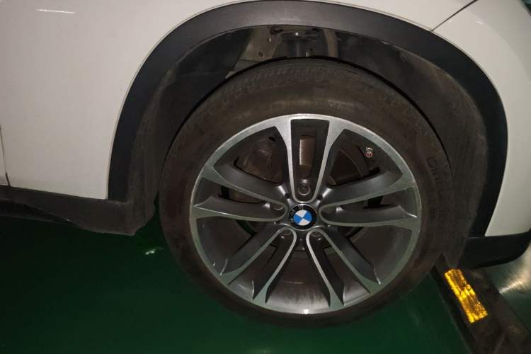 Used BMW X1 2014 xDrive20i Sports Design Package Right Front Wheel Hub