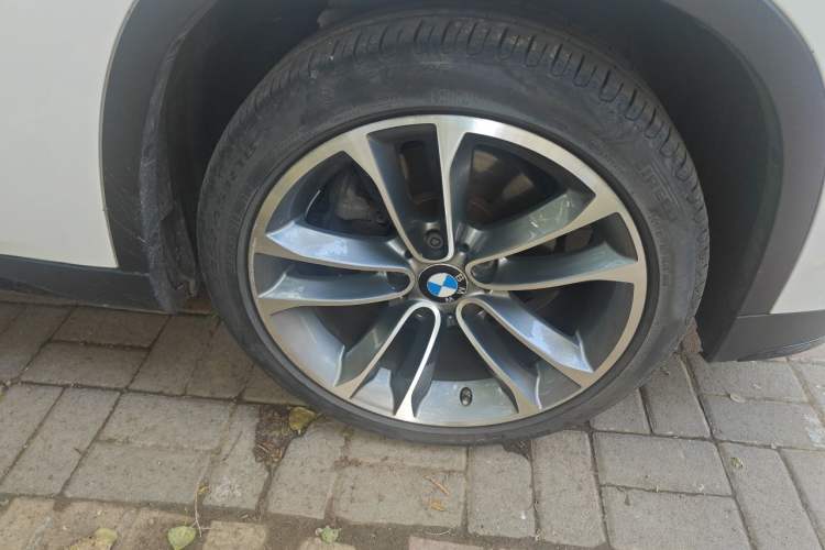 Used BMW X1 2014 xDrive20i Sports Design Package Right Front Wheel Hub