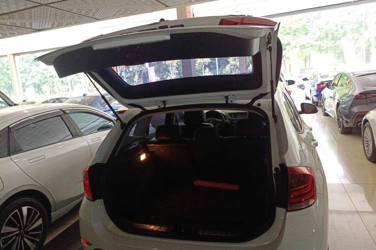 Used BMW X1 2014 sDrive18i manual model Trunk