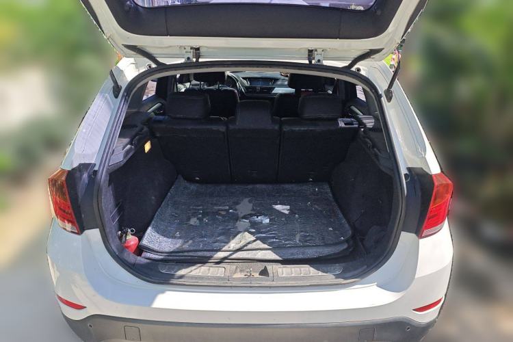 Used BMW X1 2014 sDrive18i manual model Trunk