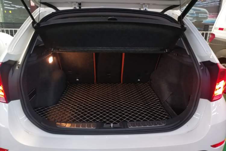 Used BMW X1 2014 sDrive18i Fashion Model Trunk