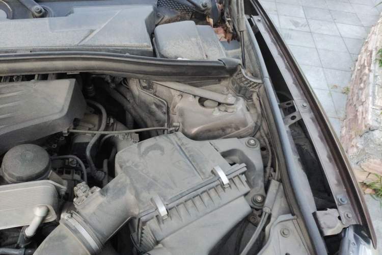 Used BMW X1 2014 sDrive18i Fashion Model Engine Bay Left