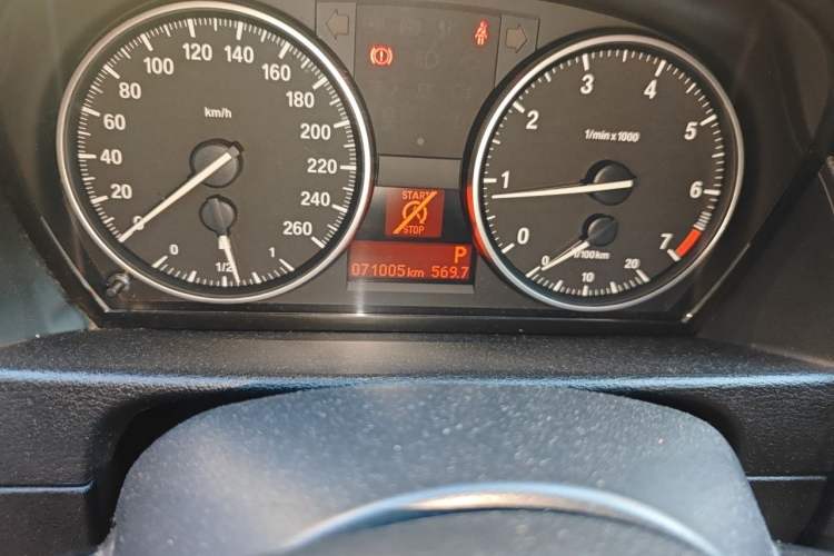 Used BMW X1 2015 sDrive18i Leading Edition Odometer Close Up