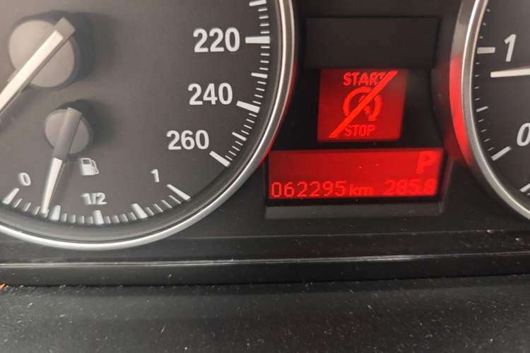 Used BMW X1 2015 sDrive18i Fashion Upgrade Edition Odometer Close Up