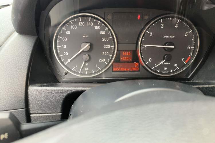 Used BMW X1 2015 sDrive18i Fashion Upgrade Edition Odometer Close Up