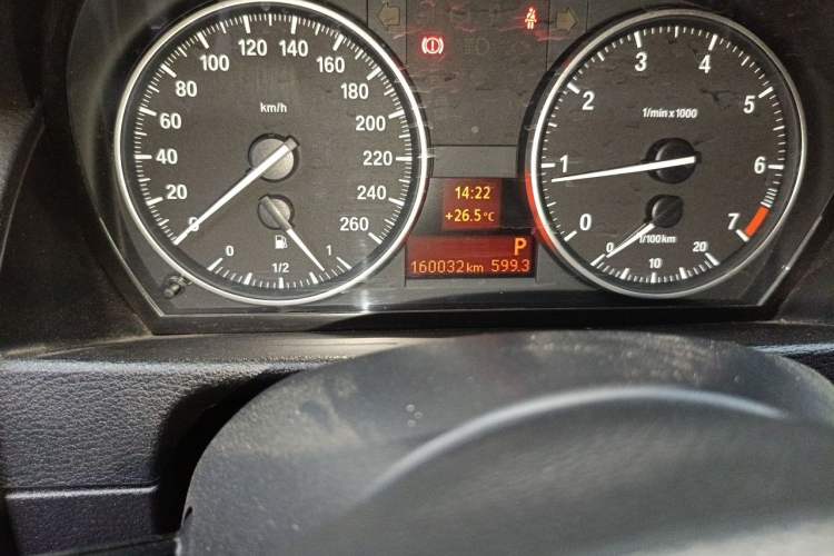 Used BMW X1 2015 sDrive18i Leading Edition Odometer Close Up