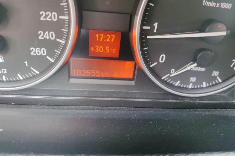 Used BMW X1 2015 sDrive18i Fashion Upgrade Edition Odometer Close Up
