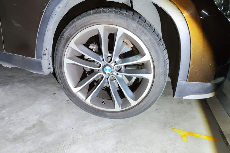 Used BMW X1 2015 xDrive20i Fashion Upgrade Edition Right Front Wheel Hub