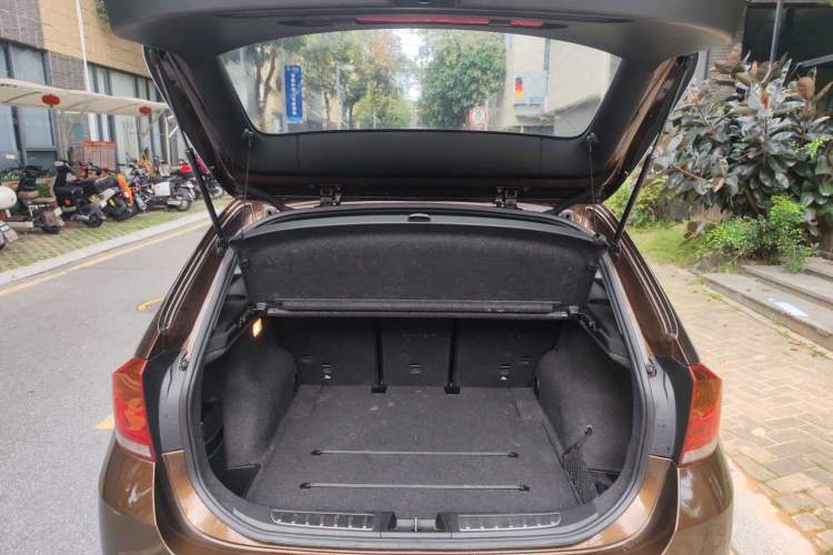 Used BMW X1 2015 sDrive18i Fashion Upgrade Edition Trunk