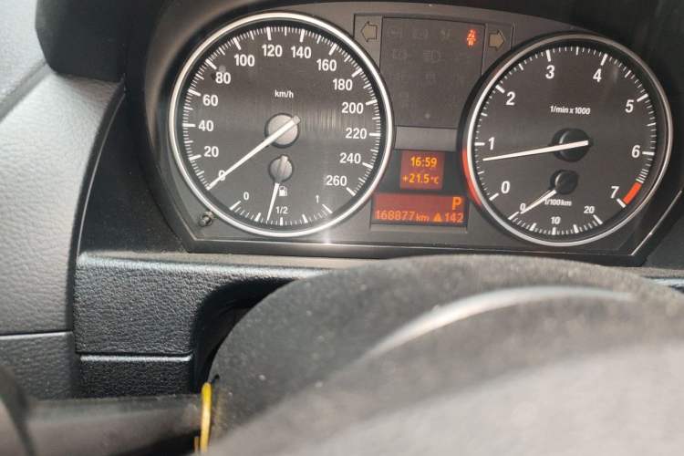 Used BMW X1 2015 sDrive18i Fashion Upgrade Edition Odometer Close Up