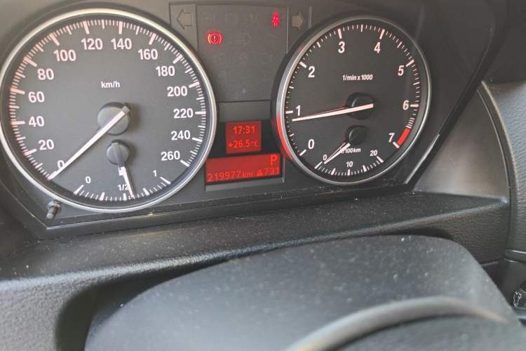 Used BMW X1 2015 sDrive18i Fashion Upgrade Edition Odometer Close Up