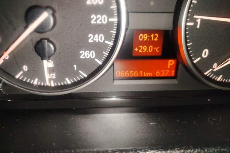 Used BMW X1 2015 sDrive18i Fashion Upgrade Edition Odometer Close Up