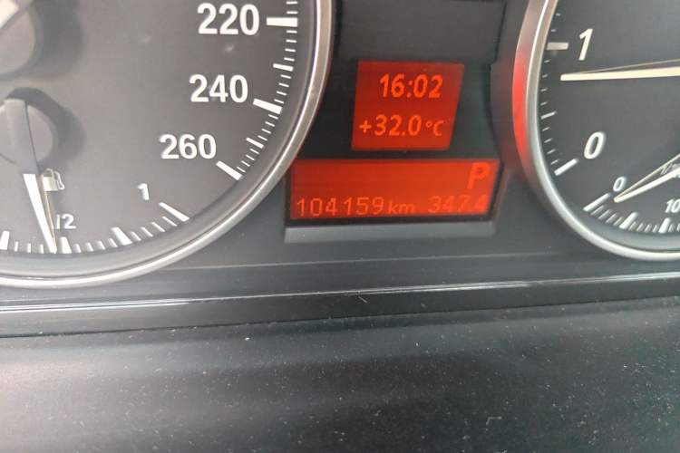 Used BMW X1 2015 sDrive18i Fashion Upgrade Edition Odometer Close Up