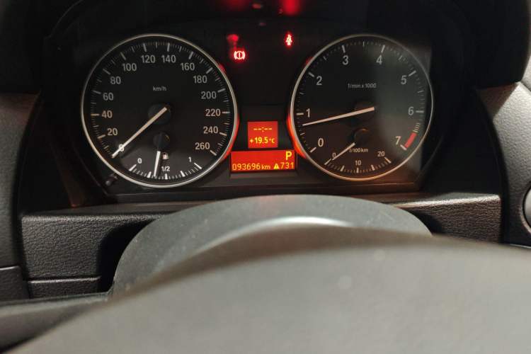 Used BMW X1 2015 sDrive18i Fashion Upgrade Edition Odometer Close Up