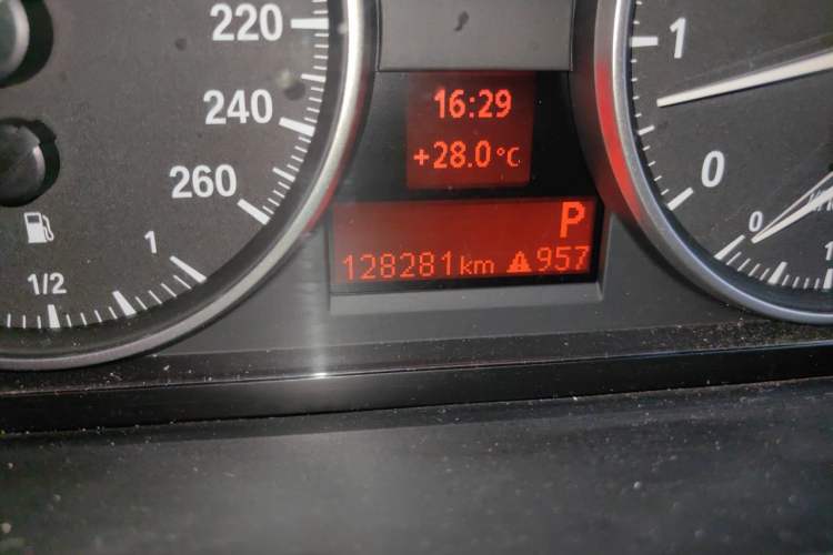 Used BMW X1 2015 sDrive18i Fashion Upgrade Edition Odometer Close Up