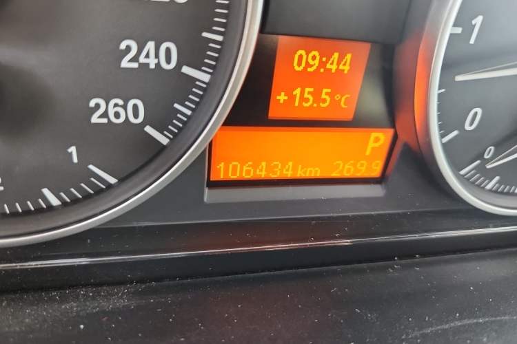 Used BMW X1 2015 sDrive18i Fashion Upgrade Edition Odometer Close Up