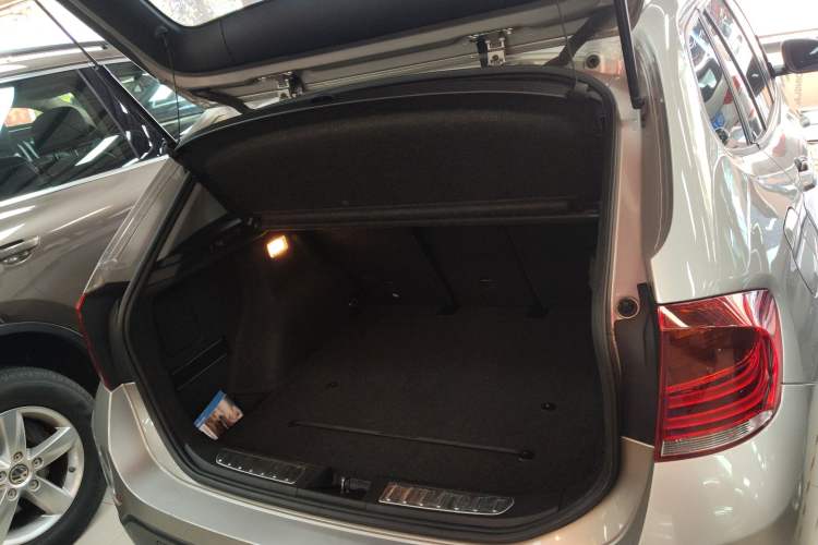 Used BMW X1 2015 sDrive18i Fashion Upgrade Edition Trunk