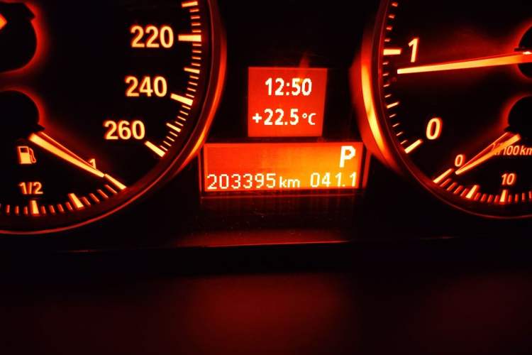 Used BMW X1 2015 sDrive18i Fashion Upgrade Edition Odometer Close Up