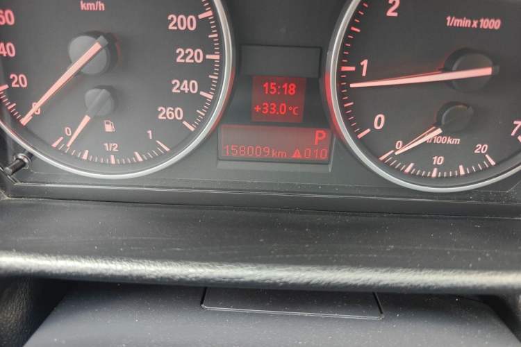 Used BMW X1 2015 sDrive18i Fashion Upgrade Edition Odometer Close Up
