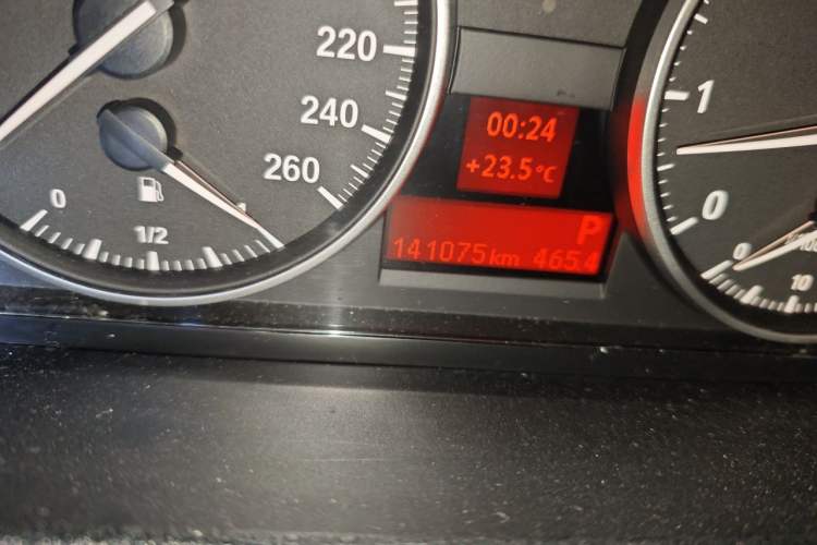Used BMW X1 2015 sDrive18i Fashion Upgrade Edition Odometer Close Up