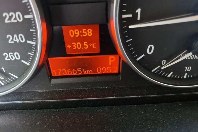 Used BMW X1 2015 sDrive18i Fashion Upgrade Edition Odometer Close Up