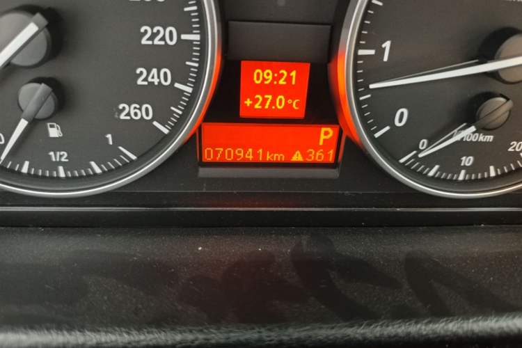 Used BMW X1 2015 sDrive18i Fashion Upgrade Edition Odometer Close Up