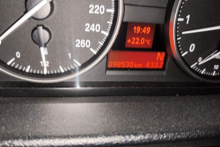 Used BMW X1 2015 sDrive18i Fashion Upgrade Edition Odometer Close Up