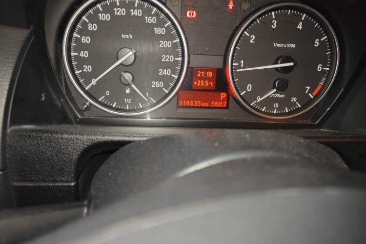 Used BMW X1 2015 sDrive18i Fashion Upgrade Edition Odometer Close Up