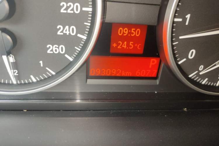 Used BMW X1 2015 sDrive18i Fashion Upgrade Edition Odometer Close Up