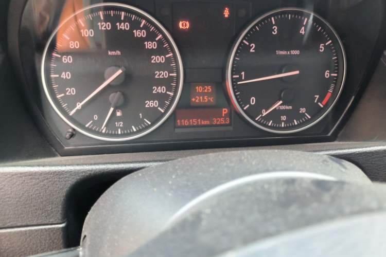 Used BMW X1 2015 sDrive18i Fashion Upgrade Edition Odometer Close Up