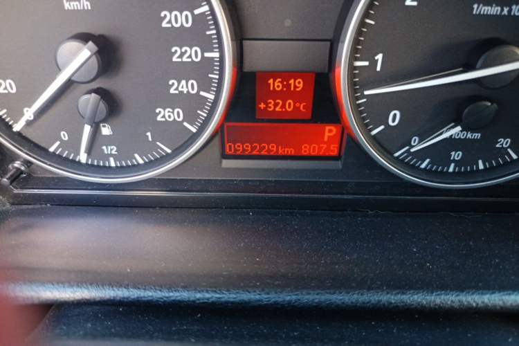 Used BMW X1 2015 sDrive18i Leading Edition Odometer Close Up