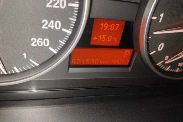 Used BMW X1 2015 sDrive18i Leading Edition Odometer Close Up