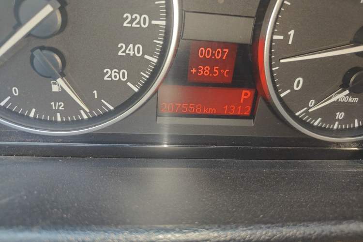 Used BMW X1 2015 sDrive18i Fashion Upgrade Edition Odometer Close Up